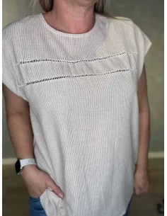 Beige stribet bomuldsbluse med hulmønster til kvinder – Design by TIPPY 2