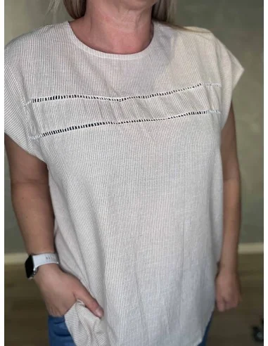 Hulmønster og striber på beige bluse – TIPPY