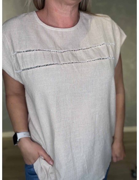 Hulmønster og striber på beige bluse – TIPPY