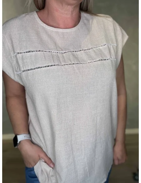 Hulmønster og striber på beige bluse – TIPPY