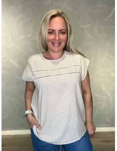 Beige stribet bomuldsbluse med hulmønster til kvinder – Design by TIPPY