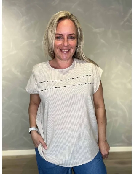 Beige stribet bomuldsbluse med hulmønster til kvinder – Design by TIPPY