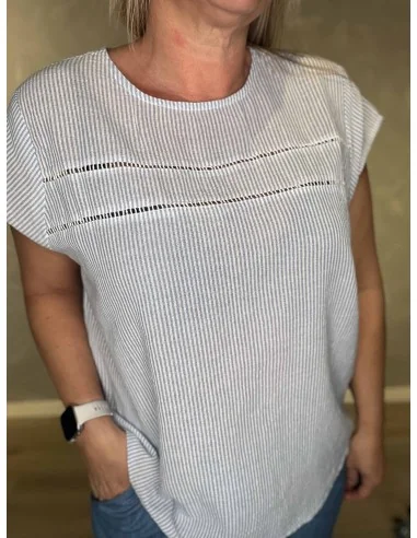 Hulmønster og striber på sky blue bluse – TIPPY