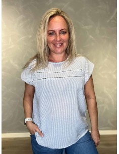 Sky blue stribet bomuldsbluse med hulmønster til kvinder – Design by TIPPY