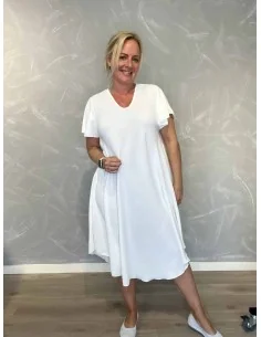 Hvid kjole med v-hals og flagermusærmer til kvinder – TIPPY Collection 2