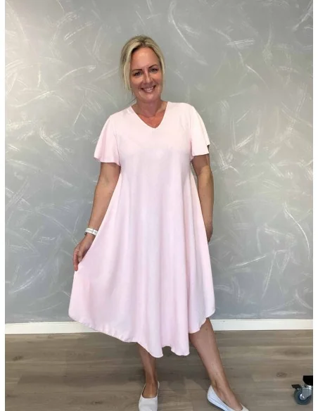 Rosa kjole med v-hals og flagermusærmer til kvinder – TIPPY Collection