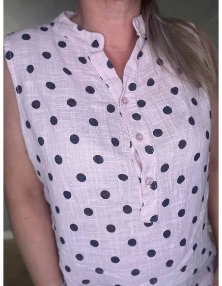 Nærbillede af prikker på rosa skjorte bluse – TIPPY