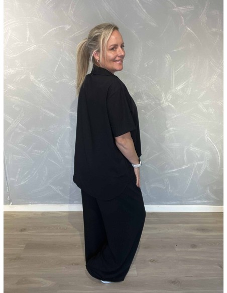 Bagside af sort sæt med bukser og bluse – TIPPY