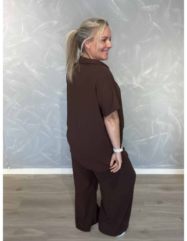 Bagside af brunt sæt med bukser og bluse – TIPPY