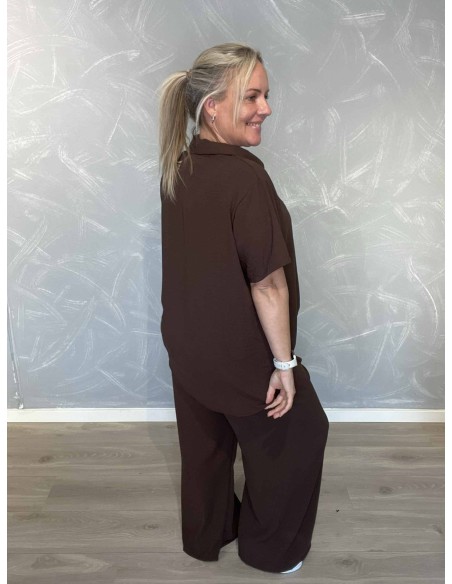Bagside af brunt sæt med bukser og bluse – TIPPY
