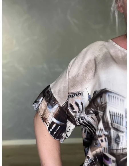 Nærbillede af flæseærme på viskose bluse – TIPPY