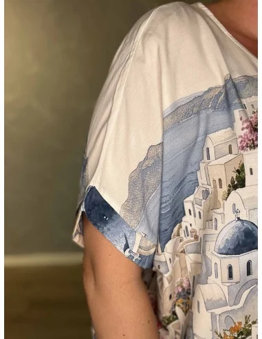 Nærbillede af ærme på græsk by motiv på viskose bluse – TIPPY