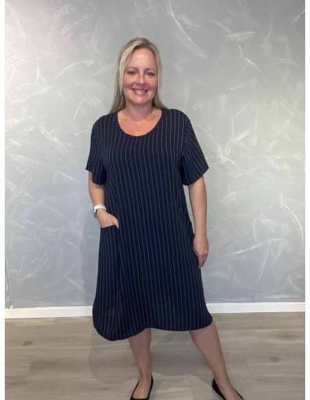 Navy stribet kjole i viskose med lommer – Tippy Italian Select TIPPY