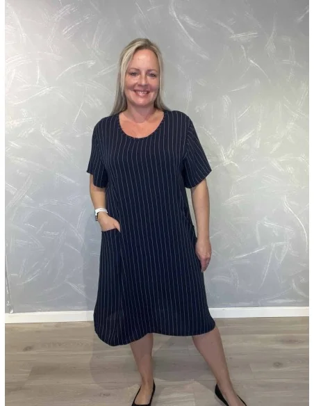 Navy stribet kjole i viskose med lommer – Tippy Italian Select TIPPY