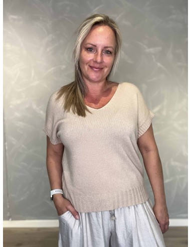 Beige kortærmet sommerstrik med V-udskæring – Tippy Collection TIPPY