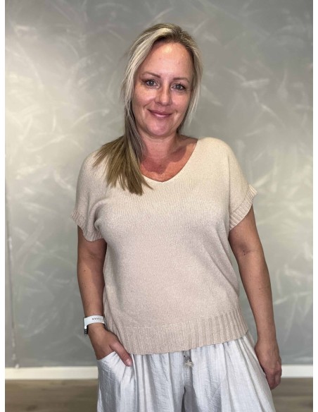 Beige kortærmet sommerstrik med V-udskæring – Tippy Collection TIPPY