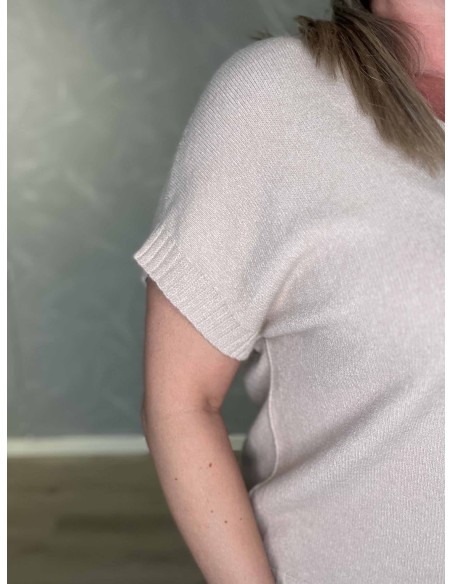 Ribkant på beige sommerstrik – TIPPY