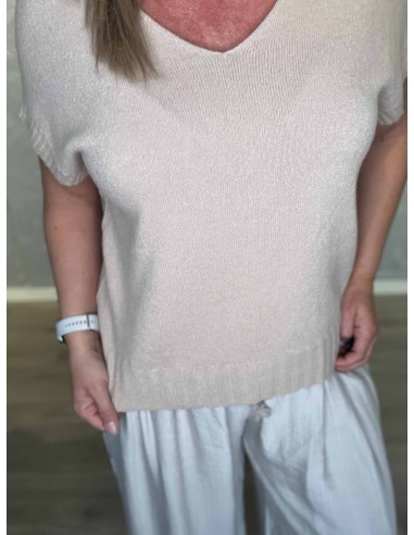 Nærbillede af V-udskæring på beige sommerstrik – TIPPY