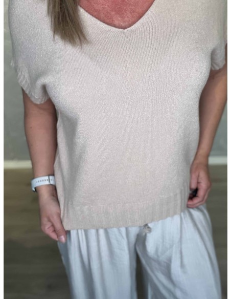 Nærbillede af V-udskæring på beige sommerstrik – TIPPY