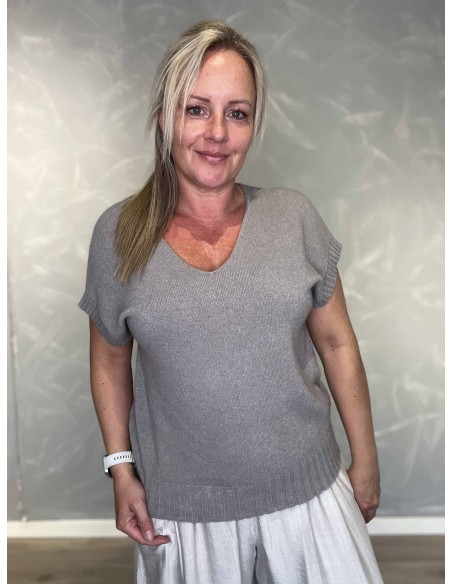 Grå kortærmet sommerstrik med V-udskæring – Tippy Collection TIPPY