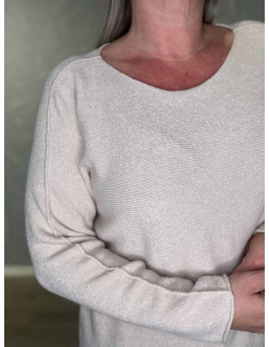 Dekorative syninger på beige sommerstrik – TIPPY