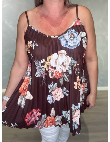 Nærbillede af plisséeffekt på blomsterprintet stroptop – TIPPY