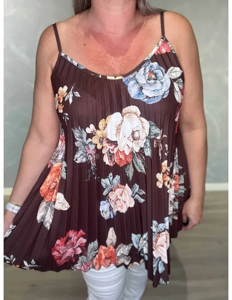 Nærbillede af plisséeffekt på blomsterprintet stroptop – TIPPY