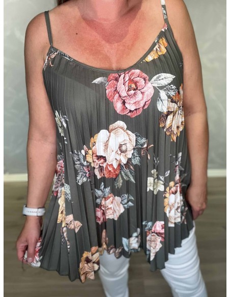 Nærbillede af plisséeffekt på blomsterprintet stroptop – TIPPY