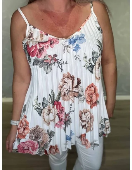 Nærbillede af plisséeffekt på blomsterprintet stroptop – TIPPY