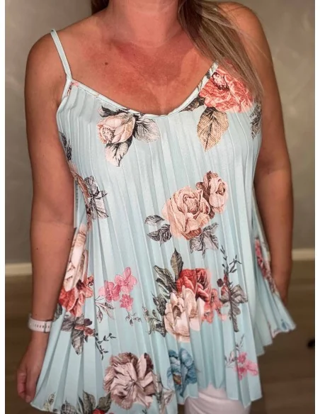 Nærbillede af plisséeffekt på blomsterprintet stroptop – TIPPY