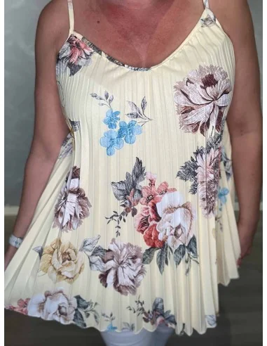 Nærbillede af plisséeffekt på blomsterprintet stroptop – TIPPY