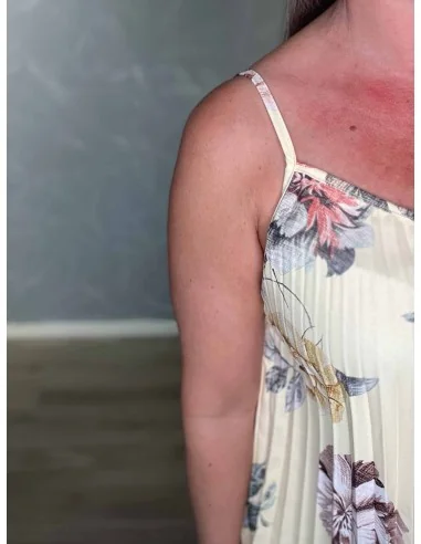 Nærbillede af strop på blomsterprintet stroptop – TIPPY