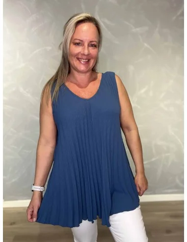 Blå plisset top i viskoseblanding med A-facon – TIPPY Collection TIPPY