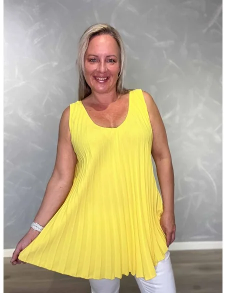 Gul plisset top i viskoseblanding med A-facon – TIPPY Collection TIPPY