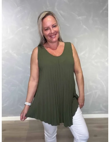 Army plisset top i viskoseblanding med A-facon – TIPPY Collection TIPPY