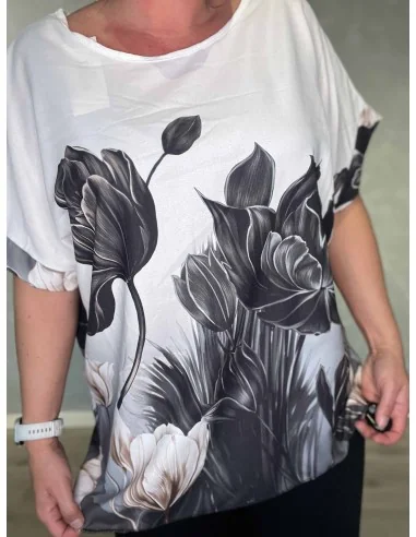 Nærbillede af blomsterprint på sæt i polyester, viskose og elastan – TIPPY