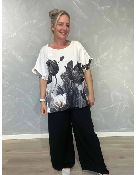 Sort sæt i polyester, viskose og elastan med blomsterbluse – TIPPY Italian Select TIPPY