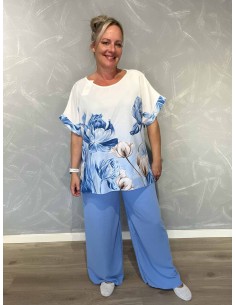Skyfarvet sæt i polyester, viskose og elastan med blomsterbluse – TIPPY Italian Select TIPPY