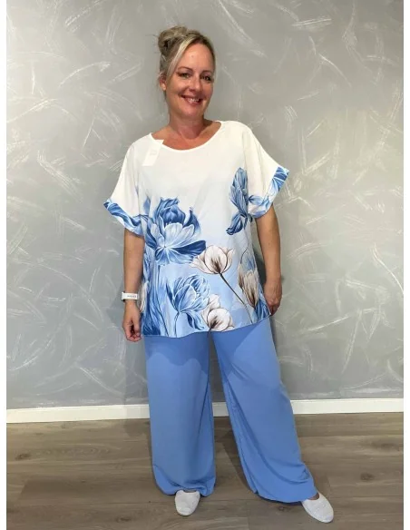 Skyfarvet sæt i polyester, viskose og elastan med blomsterbluse – TIPPY Italian Select TIPPY