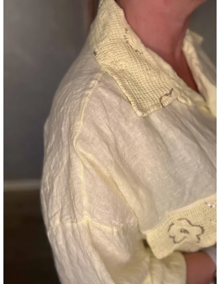 Gul hør skjorte i 100% hør med blomsterformede pailletdetaljer – TIPPY Italian Select TIPPY