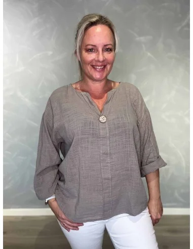 Taupe bluse i bomuld med knap – TIPPY Collection TIPPY