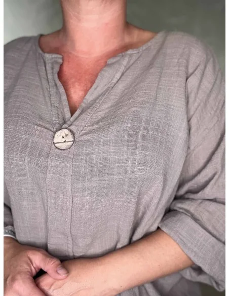 Nærbillede af knap på bomulds bluse – TIPPY