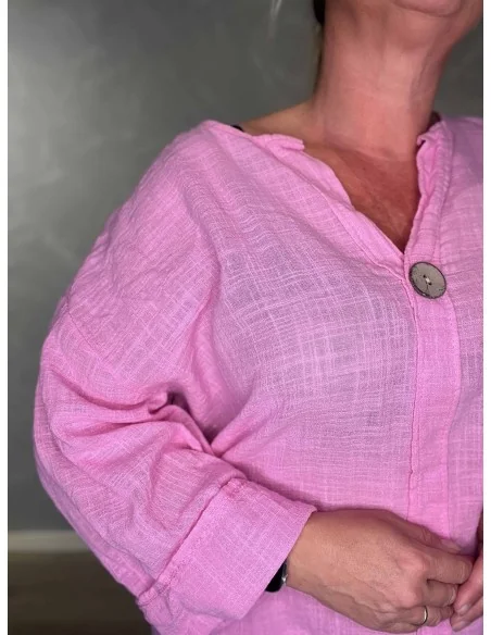 Nærbillede af knap på bomulds bluse – TIPPY