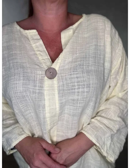 Knapdetalje på gul bluse – TIPPY
