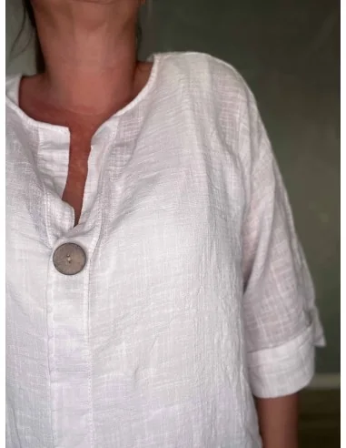 Knapdetalje på hvid bluse – TIPPY