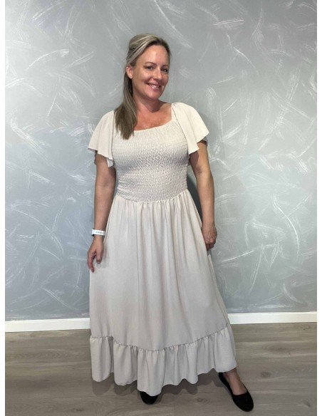 Sand kjole i polyester med smock og flæseærmer – TIPPY Collection TIPPY