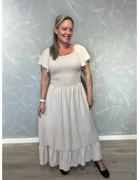 Sand kjole i polyester med smock og flæseærmer – TIPPY Collection TIPPY
