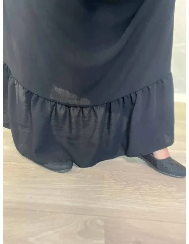 Nærbillede af flæselag på sort polyester kjole – TIPPY