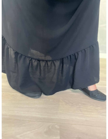 Nærbillede af flæselag på sort polyester kjole – TIPPY