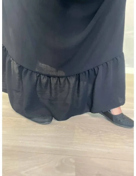 Nærbillede af flæselag på sort polyester kjole – TIPPY
